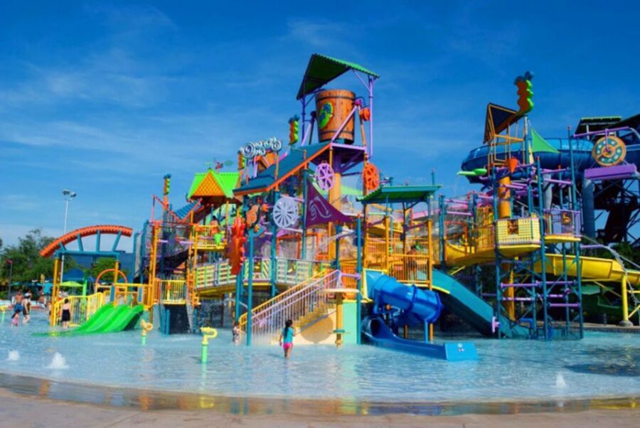 Orlando: Aquatica Water Park Admission Ticket - Food and hydration planning without losing your day